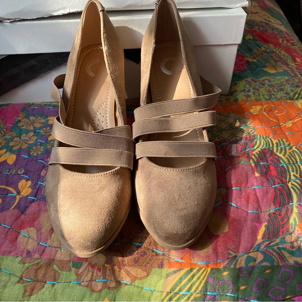 SUEDE PUMPS NWOB